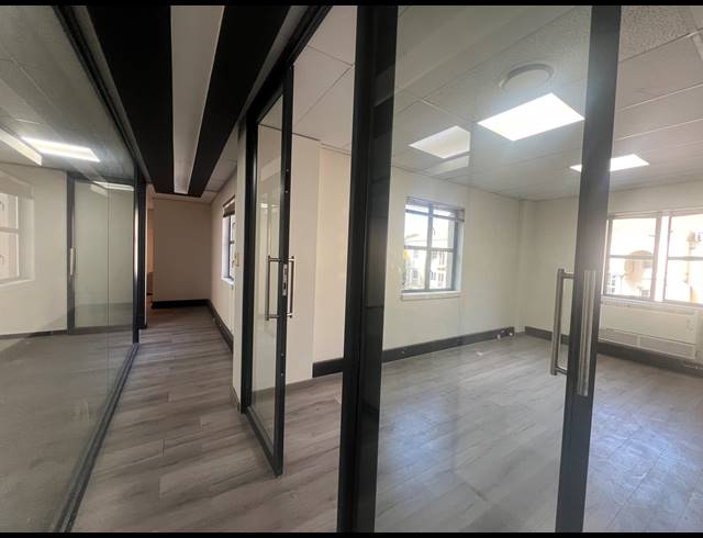 90M² OFFICE TO LET IN HYDE PARK